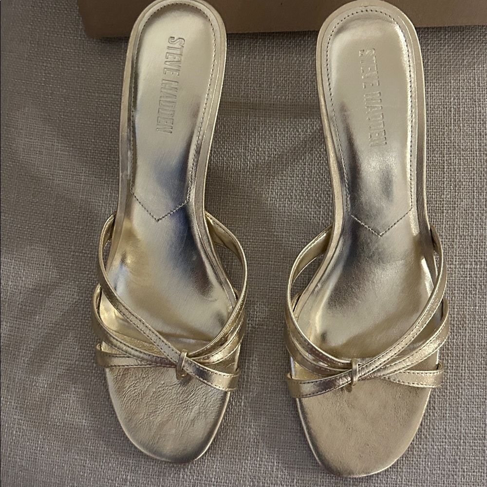 Steve Madden Gold Leather Sandsl - Picture 4 of 5